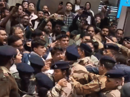 इंडिगो संकट- सहाव्या दिवशी 650+ विमानांची उड्डाणे रद्द:  रात्री 8 वाजेपर्यंत पैसे परत करण्याचे निर्देश; सरकारने विचारले- सांगा, तुमच्यावर कारवाई का करू नये