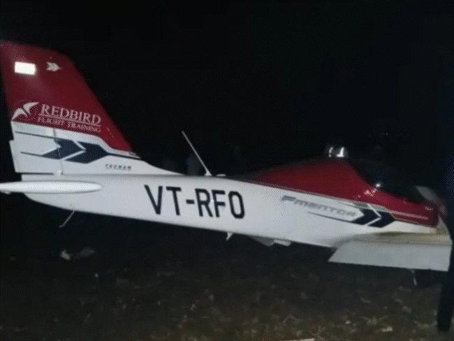 मध्य प्रदेशातील सिवनी येथे प्रशिक्षणार्थी विमान क्रॅश:  विजेच्या तारांना धडकून खाली कोसळले, दोन्ही पायलट जखमी; 90 गावांचा वीजपुरवठा खंडित