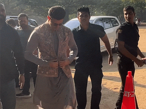 कझिनच्या वरातीत ढोलाच्या तालावर ऋतिकचा ठेका:  राकेश रोशन यांनी वधू-वरांसोबत दिली पोज, सुझैन खान बॉयफ्रेंडसोबत सहभागी झाली