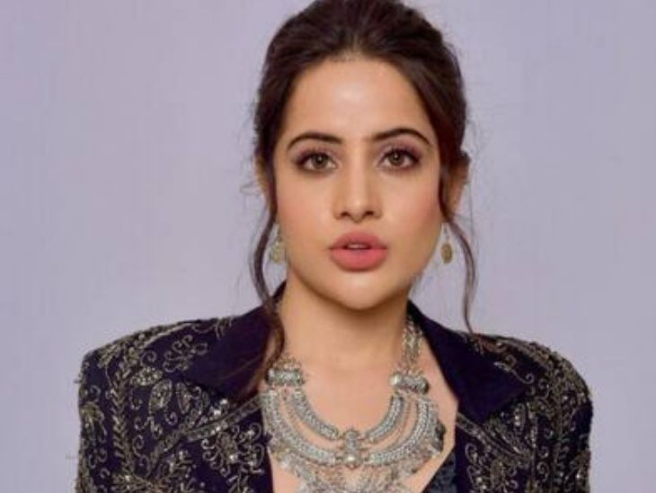 मध्यरात्री उर्फी जावेदचा दरवाजा ठोठावू लागले दोन व्यक्ती:  जबरदस्ती घरात घुसण्याचा प्रयत्न केला, धमकी दिली; पोलिसांशीही गैरवर्तन