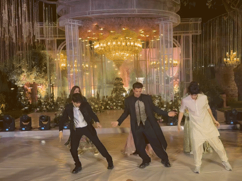 हृतिकचा मुले आणि गर्लफ्रेंडसह डान्स:  कझिनच्या लग्नात ‘इश्क तेरा तडपावे’ वर सगळे थिरकले, चाहते म्हणाले- वारशात चांगल्या गोष्टी मिळाल्या