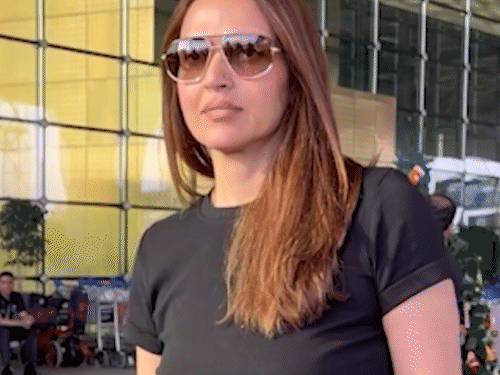 पापाराझीच्या प्रश्नामुळे ईशा देओल अस्वस्थ:  हाताने इशारा करून विचारले हा कसा प्रश्न, वडिलांच्या निधनानंतर एक महिन्याने विमानतळावर दिसली