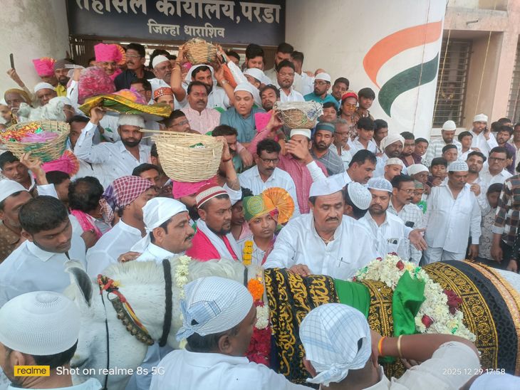 Crowd of devotees in Kalash and Sandal procession, Urus of Sufi saint ...
