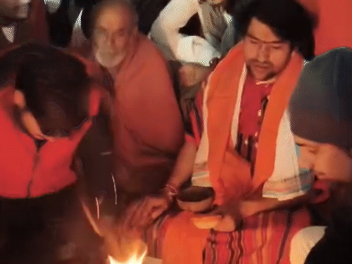 धीरेंद्र शास्त्रींनी दुकानात चहा बनवला:  बांद्यात म्हणाले- हिंदूंमध्ये जाती तर राहतील, पण जातिवाद नसावा