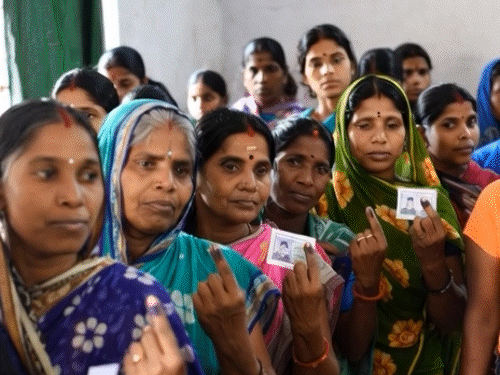 महिला म्हणाली- मतदानासाठी बीडहून पिंपरी-चिंचवडला नेले:  बचत गटाच्या मीटिंगसाठी 4 बसमधून महिलांना नेले; विशिष्ट पक्षाला मतदान करण्यास सांगितले होते