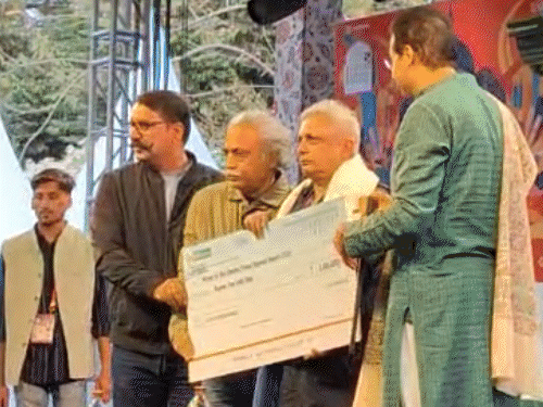 JLF, पीयूष मिश्रा यांना दैनिक भास्कर द्वारका प्रसाद अग्रवाल सन्मान:  म्हणाले- जेव्हा भीती खूप वाढते, तेव्हा उपाय मिळतो; पुस्तक प्रकाशित करण्यासाठी आले जगदीप धनखड