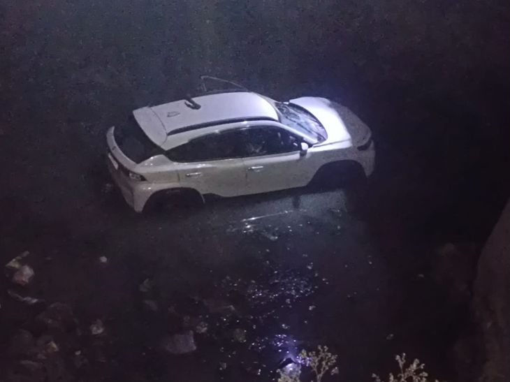 वसमत शहरालगत भरधाव कार कालव्यात पडली:  दैव बलवत्तर म्हणून कार मधील दोघेही बालंबाल बचावले – Hingoli News