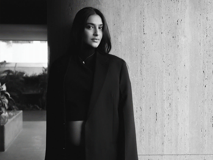 सोनम कपूरने फ्लॉन्ट केला बेबी बंप:  अभिनेत्रीच्या दुसऱ्या प्रेग्नेंसीच्या मॅटर्निटी फोटोशूटमध्ये दिसला एलिगंट ऑल-ब्लॅक अवतार