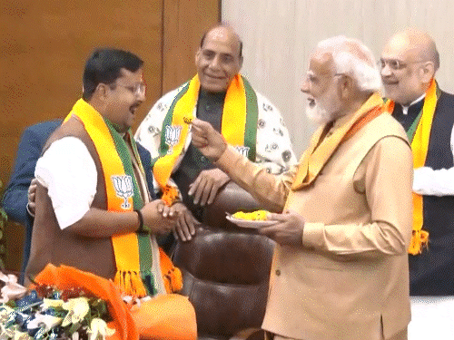 मोदींनी नितीन नबीन यांची पाठ थोपटली:  हात धरून भाजप अध्यक्षांच्या खुर्चीवर बसवले, मुलीला कडेवर घेतले; 10 PHOTOS