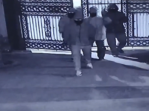 आसाममध्ये व्यावसायिकाच्या घरी 40 मिनिटे लुटमार:  शस्त्रांच्या बळावर पत्नी आणि चालकाला ओलीस ठेवले; रोख रक्कम आणि दागिने घेऊन पळून गेले