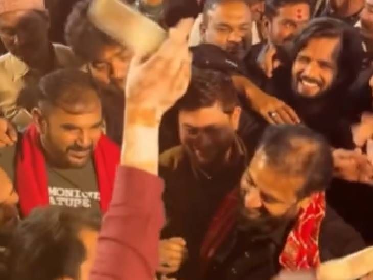 इम्तियाज जलील यांच्यावर कार्यकर्त्यांनी उधळले पैसे:  इम्तियाज येताच माइकवरून गाणे म्हणणे सुरू – Chhatrapati Sambhajinagar News