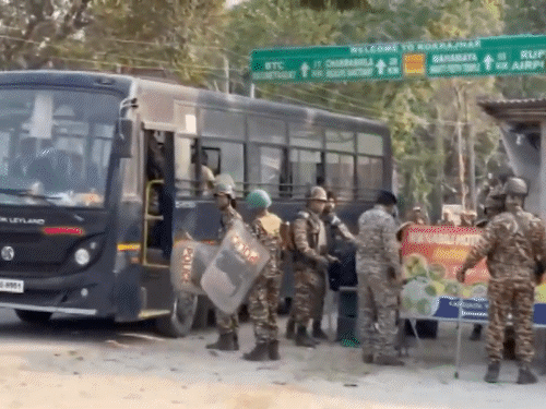 आसामच्या कोकराझारमध्ये सेना तैनात:  बोडो, आदिवासी समूहांमधील संघर्षात 2 जणांचा मृत्यू झाला होता, ग्रामस्थ घरे सोडून पळाले