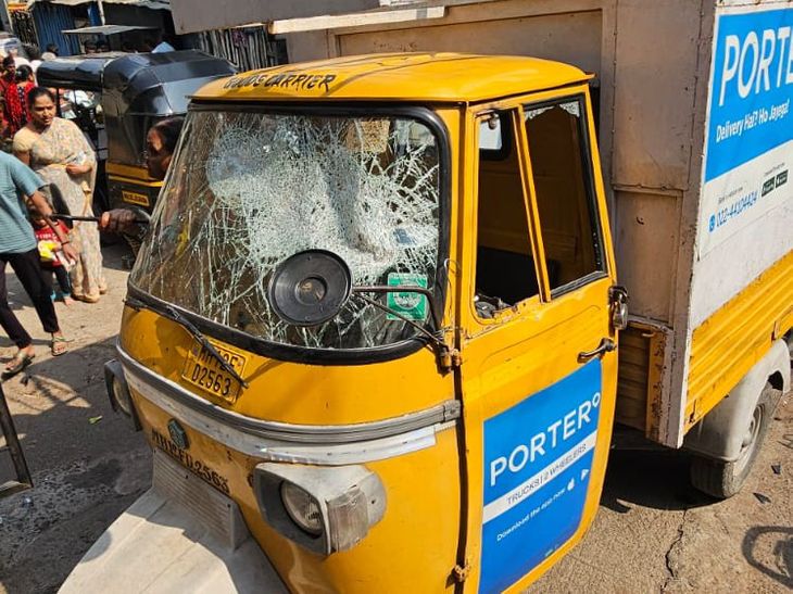 टोळक्याने दहशत माजवून 23 वाहनांची तोडफोड:  पुण्यात तळजाई वसाहतीत मध्यरात्रीची घटना, एकाला अटक – Pune News