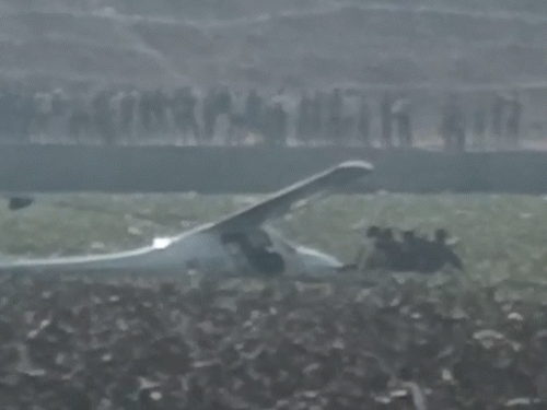 प्रयागराजमध्ये तलावात कोसळले सैन्याचे विमान:  हवेत डगमगले, मोठा आवाज झाला; प्रत्यक्षदर्शी म्हणाले- 3 जणांना वाचवले