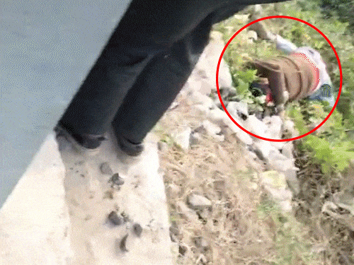 सेल्फी घेणाऱ्या 3 तरुणांना वंदे भारत ट्रेनने उडवले, 2 ठार:  रेल्वे ट्रॅकजवळ एक तरुण गंभीर जखमी, राजकोटच्या गोंडल चौकाजवळची घटना