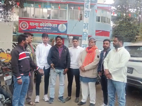 भोपाळ: अकरावीच्या विद्यार्थिनीवर कारमध्ये बलात्कार: अश्लील व्हिडिओ बनवला, 1 लाखांसाठी ब्लॅकमेल केले; धर्मांतरासाठी दबाव आणला भोपाळ: अकरावीच्या विद्यार्थिनीवर कारमध्ये बलात्कार: अश्लील व्हिडिओ बनवला, 1 लाखांसाठी ब्लॅकमेल केले; धर्मांतरासाठी दबाव आणला