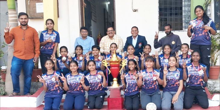 राज्यस्तरीय हँडबॉल क्रीडा स्पर्धेमध्ये अमरावतीच्या मुलींचा संघ उपविजेता: राज्यस्तरीय हँडबॉल स्पर्धेत मिळवले यश, मुलींच्या सांघिक खेळाचे कौतुक – Amravati News राज्यस्तरीय हँडबॉल क्रीडा स्पर्धेमध्ये अमरावतीच्या मुलींचा संघ उपविजेता: राज्यस्तरीय हँडबॉल स्पर्धेत मिळवले यश, मुलींच्या सांघिक खेळाचे कौतुक – Amravati News