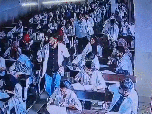 कर्नाटकात मेडिकलच्या विद्यार्थ्याने प्रोफेसरला मारहाण केली, व्हिडिओ:  परीक्षा हॉलमध्ये फोनवरून कॉपी करताना पकडले होते