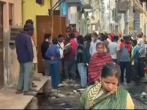 दिल्लीत गर्भवती पत्नी, तीन मुलींचा गळा चिरला:  मुलींचे वय 3, 4 आणि 5 वर्षे; पती फरार, मुलाच्या इच्छेपोटी हत्येची शक्यता