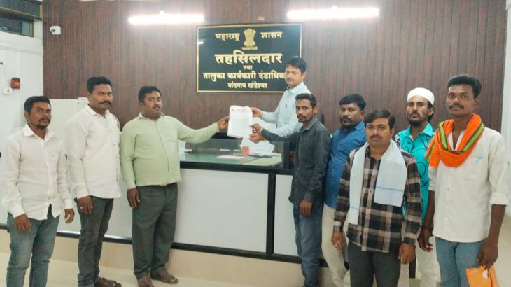 मराठी शाळा बंद करण्याचा निर्णय मागे घ्या: मराठी राजभाषा गौरव दिन, डेमोक्रॅटिक युथ फेडरेशन ऑफ इंडियाच्या वतीने मागणी – Amravati News मराठी शाळा बंद करण्याचा निर्णय मागे घ्या: मराठी राजभाषा गौरव दिन, डेमोक्रॅटिक युथ फेडरेशन ऑफ इंडियाच्या वतीने मागणी – Amravati News