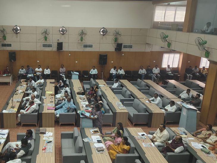 स्वच्छता कंत्राटात ‘अर्थ’कारण; अधिकाऱ्याच्या निलंबनाची मागणी:  अमरावती मनपाच्या विशेष सभेत सर्वपक्षीय नगरसेवकांचा प्रशासनावर ठपका – Amravati News