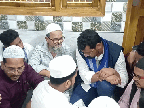 चंद्रशेखर आझाद म्हणाले- ट्रम्प यांनी आपल्या पंतप्रधानांनाही धमकावले आहे:  देशाचा प्रश्न आला तर सडेतोड उत्तर देऊ, मेरठ अग्निकांडातील पीडितांना भेटले