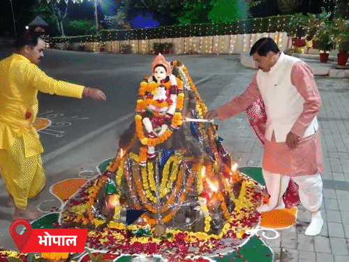 देशभरात होलिका दहन, उज्जैनमध्ये महाकालची विशेष आरती:  भोपाळमध्ये मुख्यमंत्री यादव यांनी होळी पेटवली; मुंबईत लव्ह-जिहादच्या थीमवर होलिका दहन