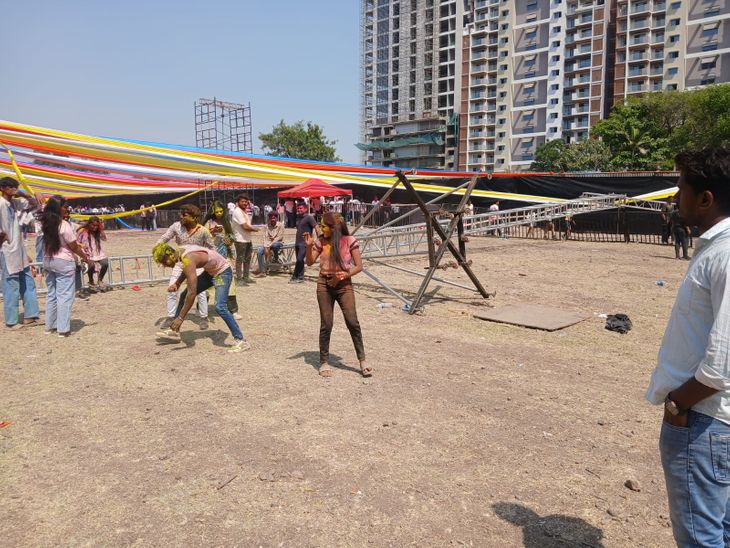 पुण्यात होळी कार्यक्रमात लाईटचे गर्डर कोसळले:  रॉयल फार्म्समध्ये झालेल्या दुर्घटनेत चार जण जखमी – Pune News