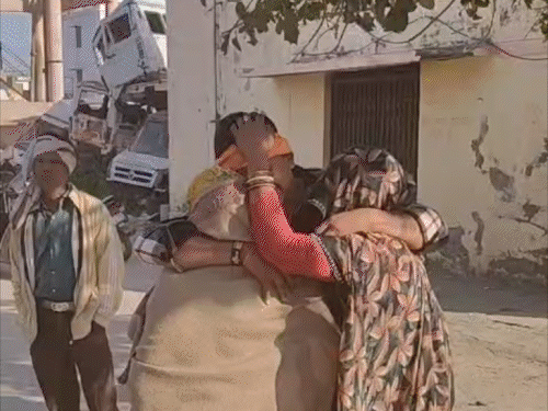 होळी साजरी करायला निघालेल्या पती-पत्नीसह 6 जणांचा मृत्यू:  यमुना एक्सप्रेस-वेवर बस-कारची धडक, उडून 10 फूट दूर पडली गाडी