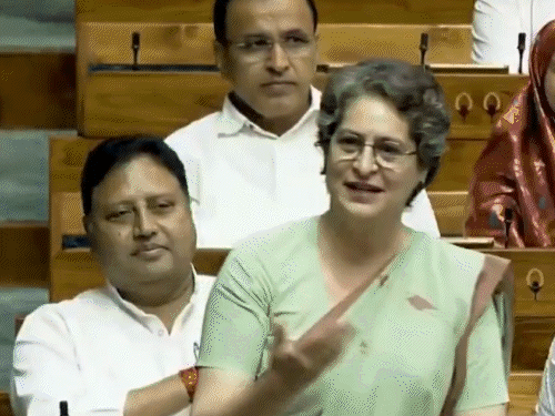 रिजिजूंच्या विधानावर प्रियंका गांधी हसल्या:  विरोधकांच्या गदारोळावर शहा नाराज; प्रियंका म्हणाल्या- फक्त राहुल सरकारसमोर झुकले नाहीत; संसदेतील मोमेंट्स