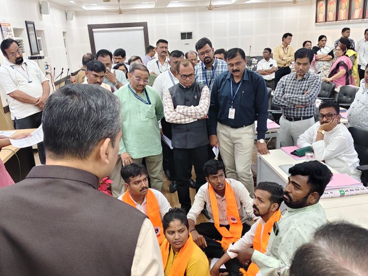 अभाविपच्या विद्यार्थ्यांनी सिनेट सभेचा ताबा घेतला:  42 वर्षांच्या इतिहासात पहिल्यांदाच, प्रशासन विद्यार्थी प्रश्नांवर निरुत्तर – Amravati News