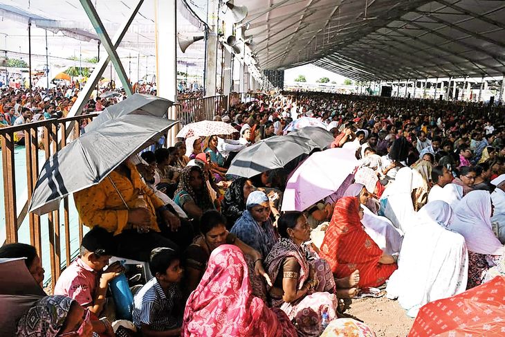 राजकीय स्वार्थ, जातीपातींमध्ये विभागले जावू नका; शिवाची भक्ती करा‎:  दुसऱ्या दिवसाच्या कथेत पं. प्रदीप मिश्रांनी दिला सर्व उपस्थित भाविकांना एकत्र राहण्याचा सल्ला – Jalgaon News