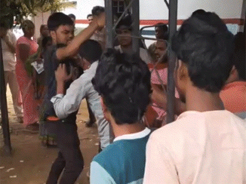 5 दिवसांनी व्यावसायिक LPG सिलेंडरचा पुरवठा सुरू: सरकार म्हणाले – घाबरून बुकिंग करू नका; दिल्लीतील हॉटेल्सनी कचऱ्यापासून बनलेला गॅस वापरावा 5 दिवसांनी व्यावसायिक LPG सिलेंडरचा पुरवठा सुरू: सरकार म्हणाले – घाबरून बुकिंग करू नका; दिल्लीतील हॉटेल्सनी कचऱ्यापासून बनलेला गॅस वापरावा