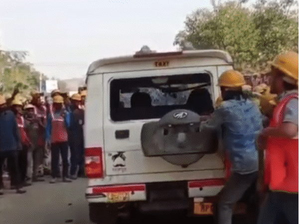 अदानी पॉवर प्लांटमध्ये आग, वाहनांची तोडफोड:  सिंगरौलीमध्ये कामगाराच्या मृत्यूमुळे संतप्त, दूरूनच धुराचे लोट दिसले, काम सोडून अनेक मजूर परतले