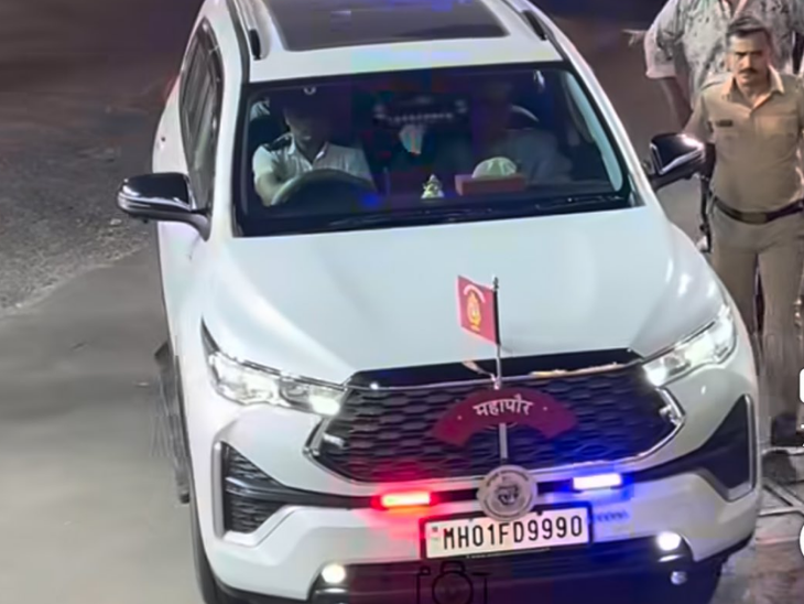 मुंबईच्या महापौर पुन्हा वादात:  यावेळी मनगटी घड्याळ नव्हे गाडीवरील लाल-निळे दिवे चर्चेत; केंद्राच्या नियमांचे उल्लंघन केल्याचा आरोप – Maharashtra News
