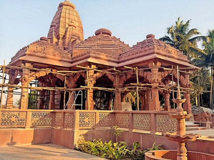 मानूरला ५१ फूट उंचीचे नागर शैलीतील मंदिर‎:  अडीच वर्षांत राजस्थानातील दहा कारागिरांनी ५०० टन बंछीपहाड दगडात केले बांधकाम‎ – Nashik News