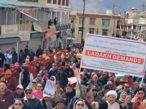 वांगचुक यांच्या सुटकेनंतर दोन दिवसांनी लेहमध्ये रॅली:  कारगिल बंद राहिले, सप्टेंबर 2025 मध्ये हिंसक निदर्शनांमध्ये 4 लोकांचा मृत्यू झाला होता