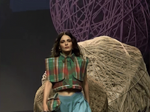 लॅक्मे फॅशन वीक 2026 ची सुरुवात:  अनन्या पांडे-राधिका मदनने रॅम्प वॉक केला; गौरी खानही सहभागी झाली, पाहा कार्यक्रमाचे फोटो