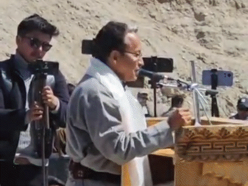 सोनम वांगचुक 6 महिन्यांनंतर लेहला पोहोचले: हजारो लोकांनी स्वागत केले, म्हणाले- कोणाशीही कटुता नाही; NSA अंतर्गत जोधपूर तुरुंगात कैद होते सोनम वांगचुक 6 महिन्यांनंतर लेहला पोहोचले: हजारो लोकांनी स्वागत केले, म्हणाले- कोणाशीही कटुता नाही; NSA अंतर्गत जोधपूर तुरुंगात कैद होते