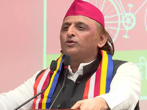 अखिलेश म्हणाले- आमच्या महिला आमदाराची दिशाभूल केली:  सांगा कुठे FIR दाखल करू; गॅस टंचाईवर म्हणाले- आम्ही मातीच्या दोन चुल्ही बनवून घेतल्या