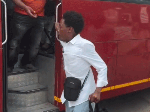 बसमध्ये ‘मोगा-लुधियाना’ बोलून व्हायरल झाला झिम्बाब्वेचा विद्यार्थी: कंडक्टर बनून VIDEO बनवला; गोल्डन टेंपलला शांती देणारे ठिकाण म्हटले, म्हणाला-येथे घरासारखे वाटते बसमध्ये ‘मोगा-लुधियाना’ बोलून व्हायरल झाला झिम्बाब्वेचा विद्यार्थी: कंडक्टर बनून VIDEO बनवला; गोल्डन टेंपलला शांती देणारे ठिकाण म्हटले, म्हणाला-येथे घरासारखे वाटते