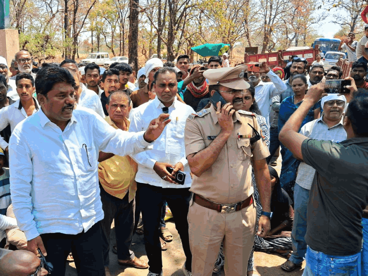 बांपेवाडा–उमरझरी परिसरात नरभक्षक वाघिणीचा धुमाकूळ: संतप्त ग्रामस्थांचा रास्ता रोको आंदोलन, साकोली–तिरोडा मार्ग बंद – Nagpur News बांपेवाडा–उमरझरी परिसरात नरभक्षक वाघिणीचा धुमाकूळ: संतप्त ग्रामस्थांचा रास्ता रोको आंदोलन, साकोली–तिरोडा मार्ग बंद – Nagpur News
