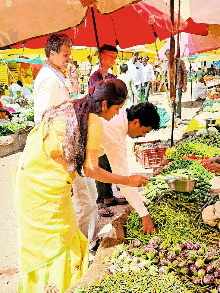 लासूर बाजारातील व्यापाऱ्यांसह नागरिकांना सुविधा देऊ- सभापती: कविता चव्हाणांनी भाजीपाला खरेदी करताना साधला नागरिकांशी संवाद – Chhatrapati Sambhajinagar News लासूर बाजारातील व्यापाऱ्यांसह नागरिकांना सुविधा देऊ- सभापती: कविता चव्हाणांनी भाजीपाला खरेदी करताना साधला नागरिकांशी संवाद – Chhatrapati Sambhajinagar News