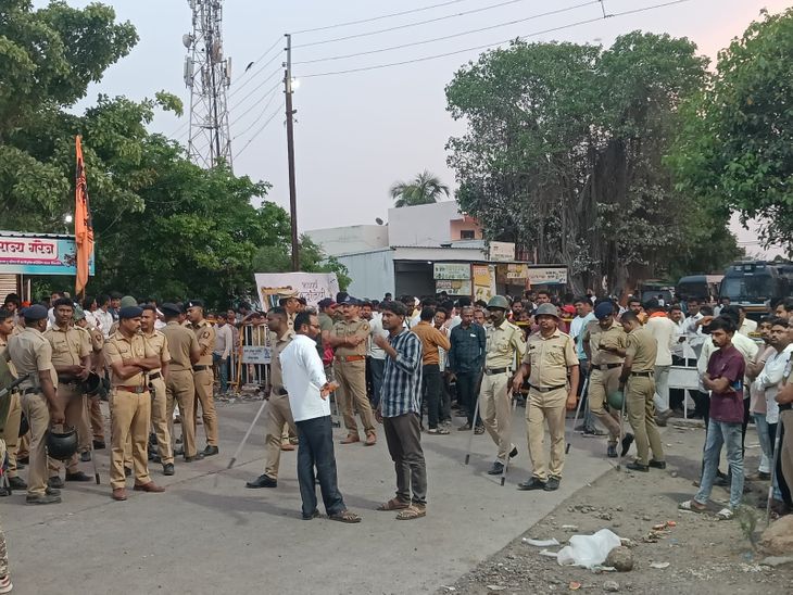 पोलिसांसमोर मोजणी अधिकाऱ्याला हाकेंची अरेरावी:  अंजनगावात 2 किलोमीटर परिसरात जमाव बंदीचा आदेश लागू, पोलिसांचा परिस्थितीवर नियंत्रण आणण्याचा प्रयत्न‎ – Solapur News