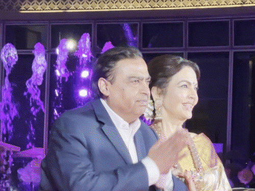 NMACC च्या तिसऱ्या वर्धापनदिनाला सलमान खान उपस्थित:  रणवीर सिंहही सेलिब्रेशनमध्ये सामील, मुकेश-नीता अंबानींनी कार्यक्रमाचे आयोजन केले होते