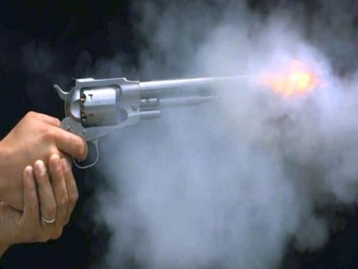 पुण्यात तरुणावर गोळीबार, एक गंभीर जखमी:  वडगाव बुद्रुकमध्ये पूर्ववैमनस्यातून हल्ला; आरोपींचा शोध सुरू – Pune News