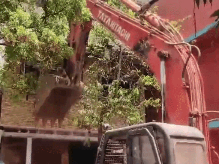 मलाड दिंडोशी दंगलप्रकरणी मोठी कारवाई, अवैध बांधकामांवर बुलडोजर:  दंगल, ड्रग्स आणि दहशत; प्रशासनाची कडक भूमिका – Mumbai News