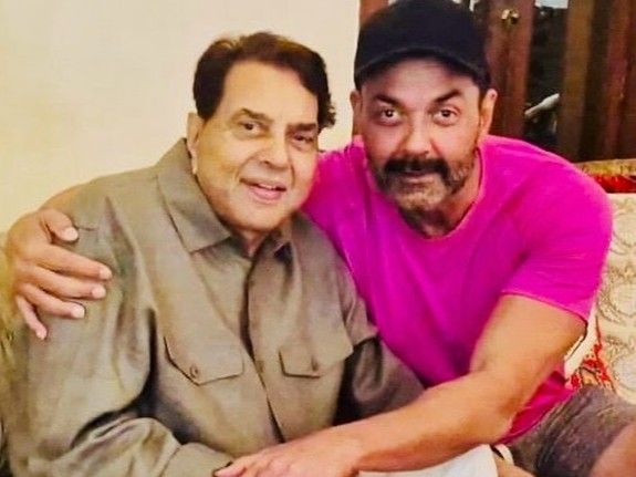 धर्मेंद्र यांच्या आठवणीत बॉबी देओल भावुक:  वडिलांसोबत अधिक वेळ न घालवल्याचा पश्चात्ताप; म्हटले- दुःखाने ईशा आणि अहाना यांना जवळ आणले