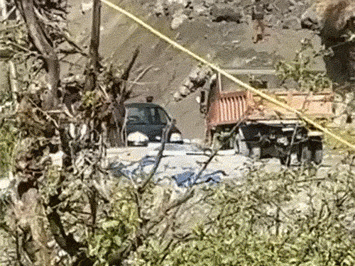 कुल्लूमध्ये गाडीवर कोसळल्या मोठमोठ्या दरडी:  चालकाने पळून जीव वाचवला, पावसामुळे भूस्खलन, आज-उद्या 5 जिल्ह्यांमध्ये वादळाचा यलो अलर्ट