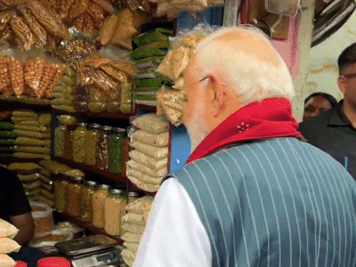 मोदींनी बंगालमध्ये झालमुडी खाल्ली:  दुकानदाराने विचारले- कांदा खाता का, मोदी म्हणाले- कांदा खातो, डोकं नाही; ₹10 दिले